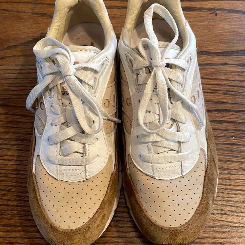 Saucony 600 XT suede and leather sneaker. Worn twice. Excellent condition.